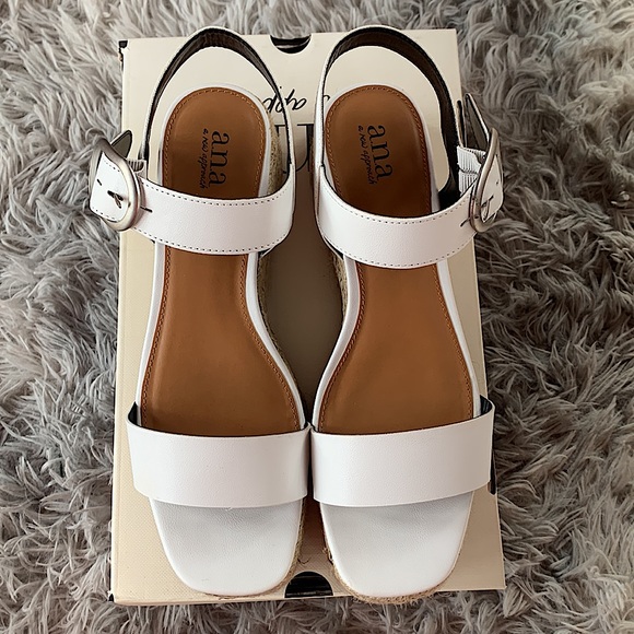 Open-toed White Wedges (8.5) - Picture 2 of 3